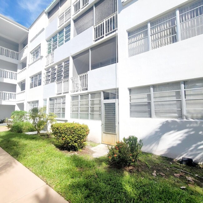 Building Photo - 1333 E Hallandale Beach Blvd