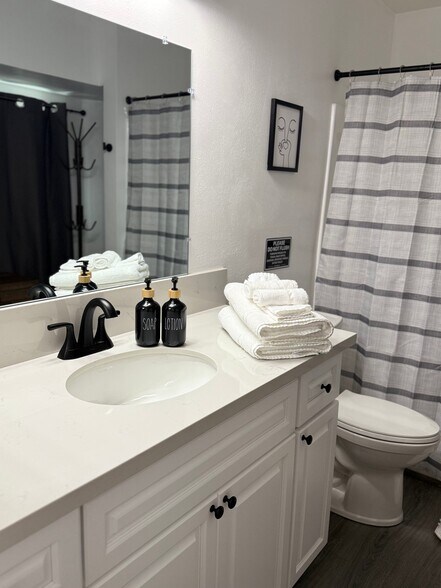 Building Photo - 12765 Shadybend Dr