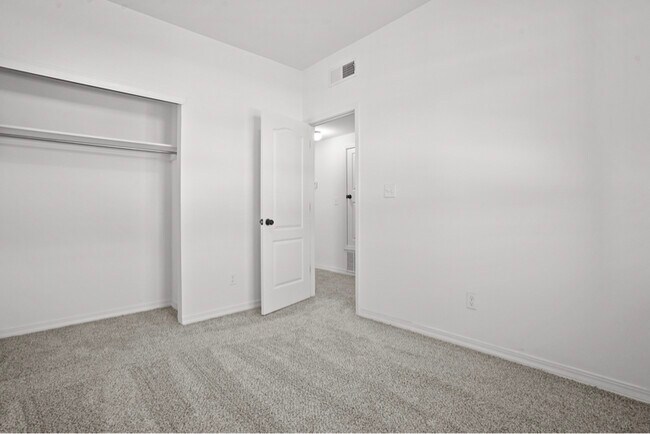Building Photo - 608 Cedarwood Ave