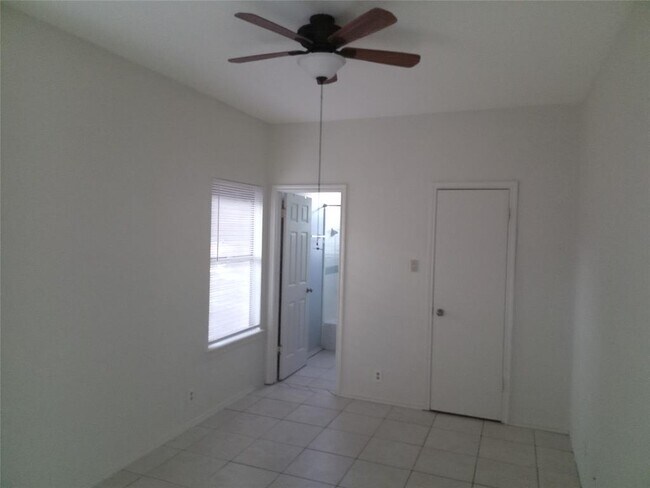 Building Photo - 1227 Armadillo Rd