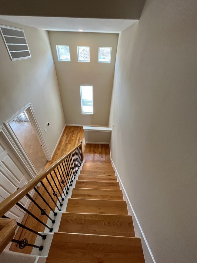 Building Photo - Wonderful 4/3.5 Townhome