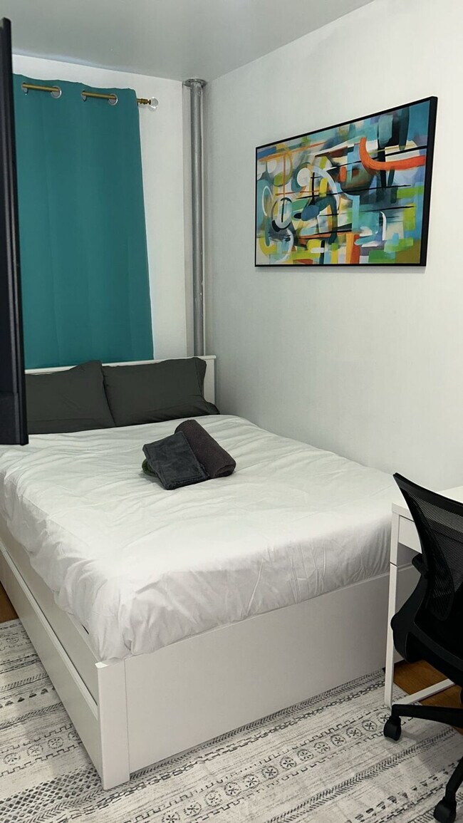 Building Photo - 320 E 96th St