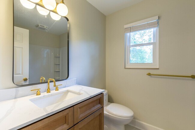 Building Photo - Charming Cul-de-Sac Home with Porch Swing & Wooded Views – 15 Mins from Nashville!
