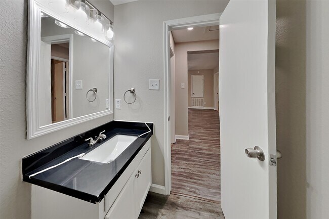 Building Photo - 7750 Shavano Ln