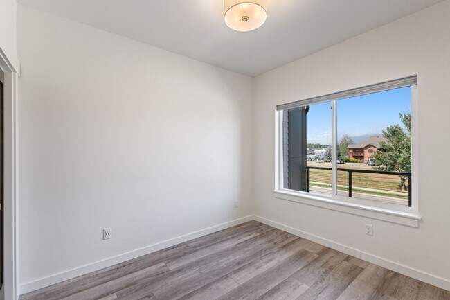 Building Photo - 2 bedroom, 2 bath townhome, close to downtown Whitefish!