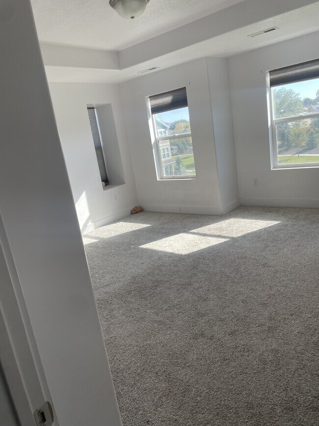 Building Photo - 3855 Gartmore Ln