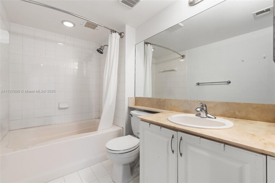 Building Photo - 1155 Brickell Bay Dr