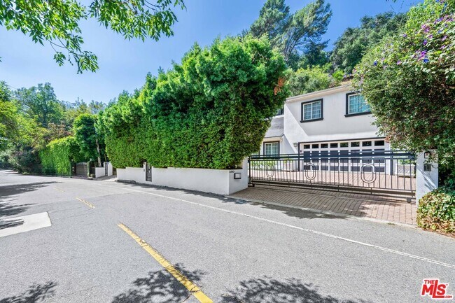 Building Photo - 2563 Hutton Dr