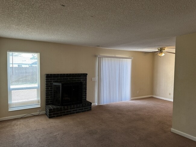 Building Photo - MANTECA 3 BEDROOM 2 BATH HOME