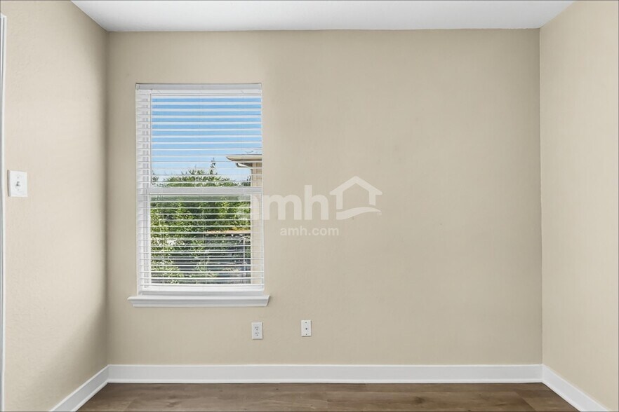 Building Photo - 7522 Drake Cyn