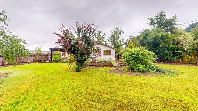 Building Photo - Bright and Beautiful 4 bedroom 2.5 Bath with large enclosed back yard and close proximity to Mari...