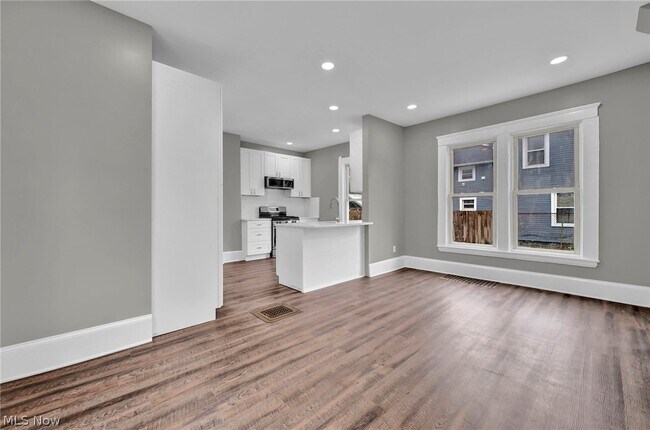 Building Photo - 2221 E 97th St