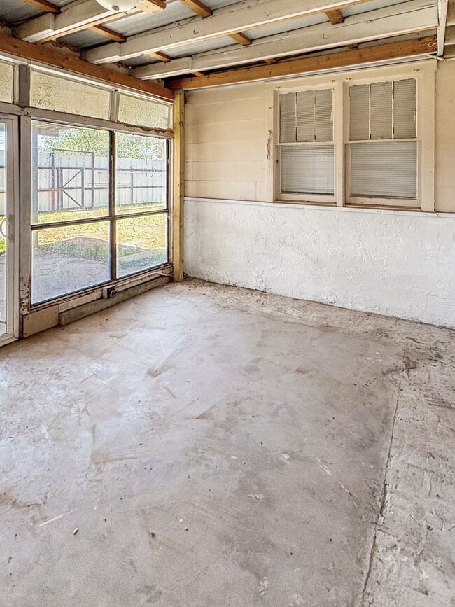 Building Photo - 1207 E Scharbauer St