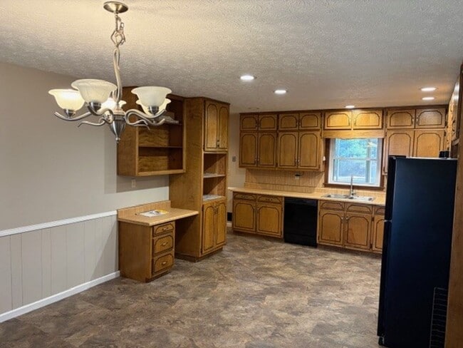 Building Photo - 185 Redwood Cir