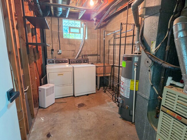 Building Photo - 408 Hazelnut Dr