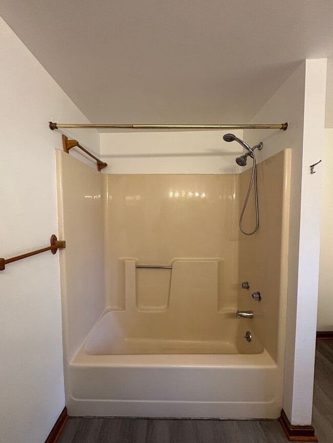 Building Photo - Three bedroom one bathroom home for rent