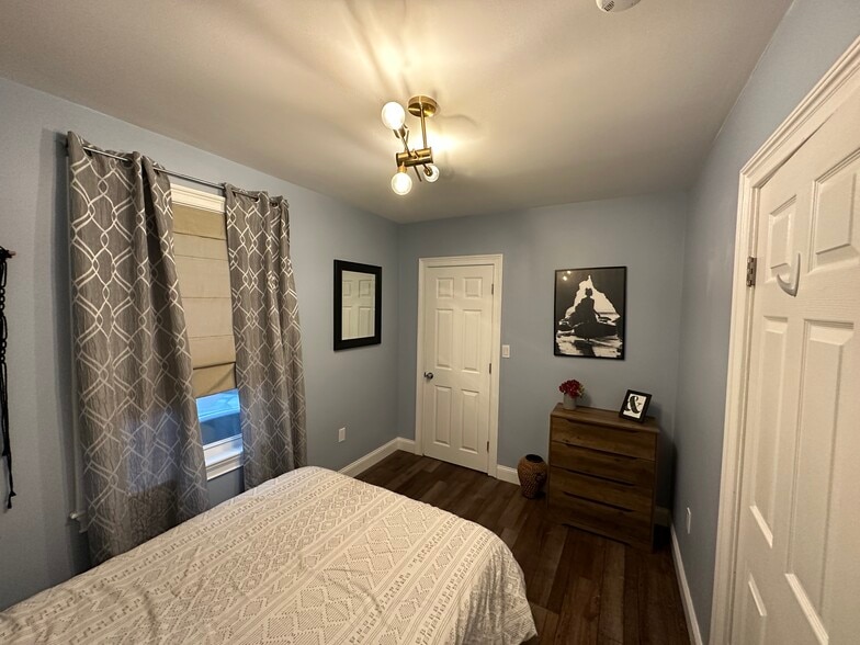 Building Photo - 2 Shelby St