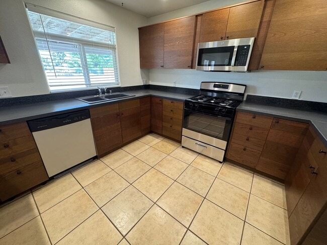 Building Photo - Hesperia Home on The Mesa