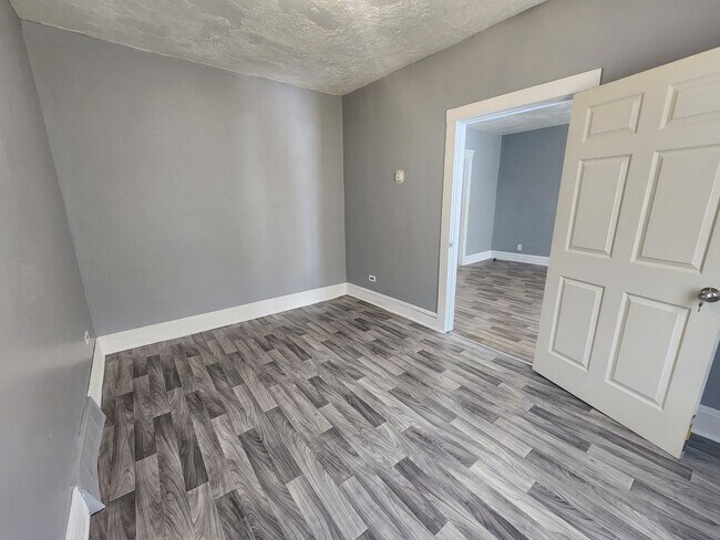 Building Photo - 3443 Regent Rd