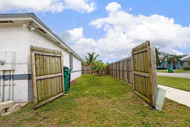Building Photo - 11605 SW 147th Ave