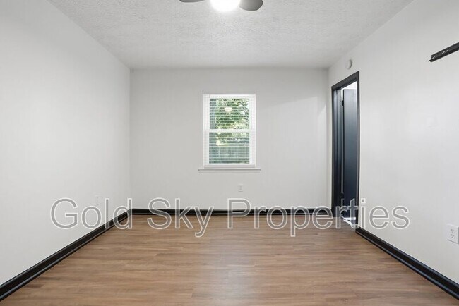 Building Photo - 703 Pineview Ct