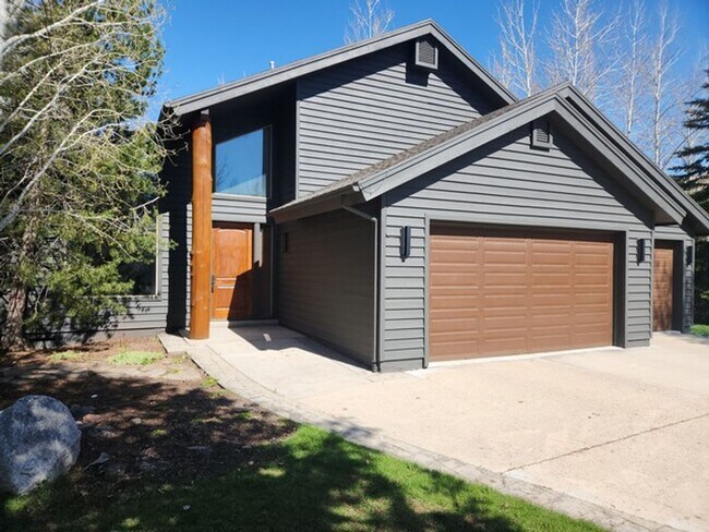 Building Photo - Beautiful Ranch Place Home