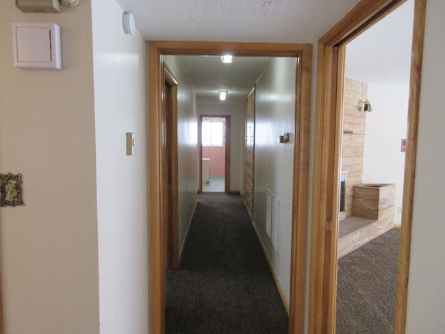 Building Photo - Spacious single level home with a retro feel - you must see!