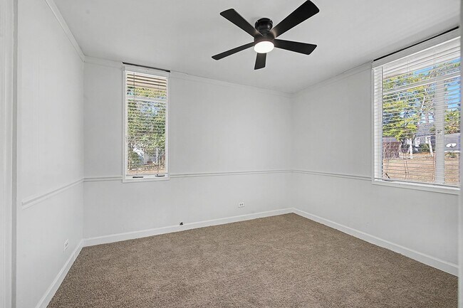 Building Photo - 1008 N Van Buren St