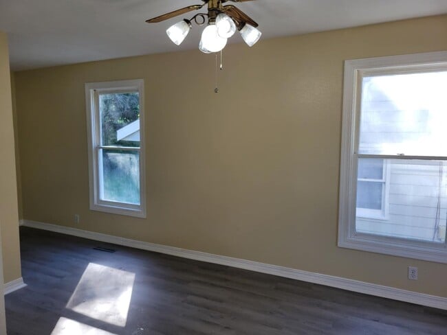 Building Photo - 4 bedroom 2 bathroom house with a basement...