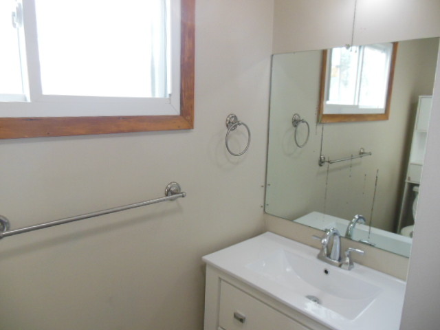 1st Floor Bath - 1727 Dill St