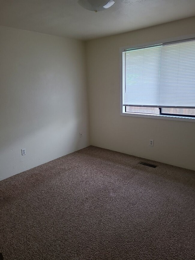 Building Photo - Comfortable 3 bed, 2 bath home in Medford