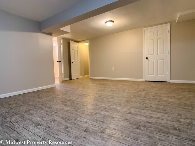 Building Photo - Spacious home with so many updates!  3 bedroom 2.5 baths in Blue Springs