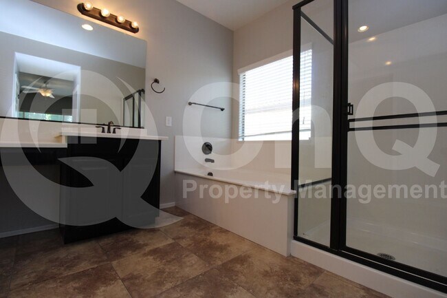 Building Photo - 2749 E Rakestraw Ln