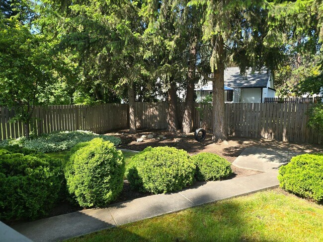 Building Photo - Beautiful home in desirable Riverside Harbor.