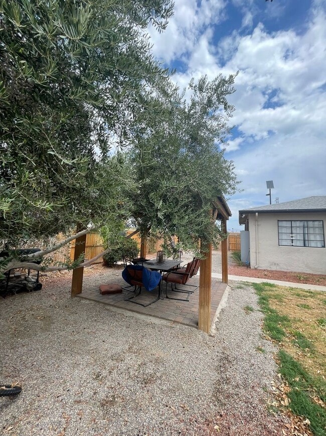 Building Photo - IMPERIAL CORNER APARTMENTS -$299 Move-In Special!