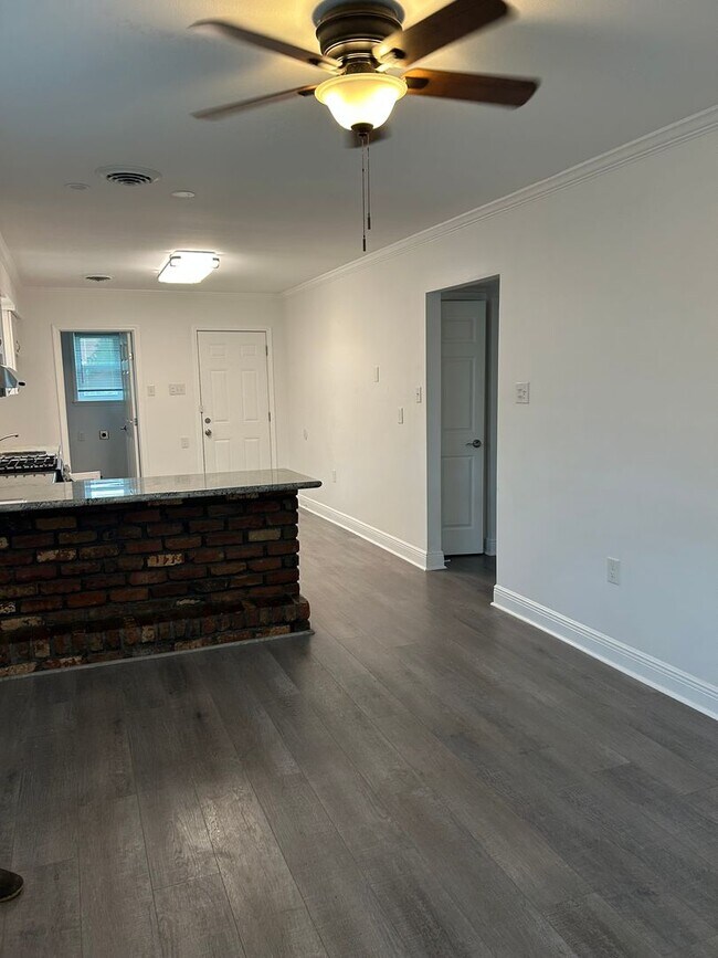 Building Photo - 6050-6050 Hayne Blvd