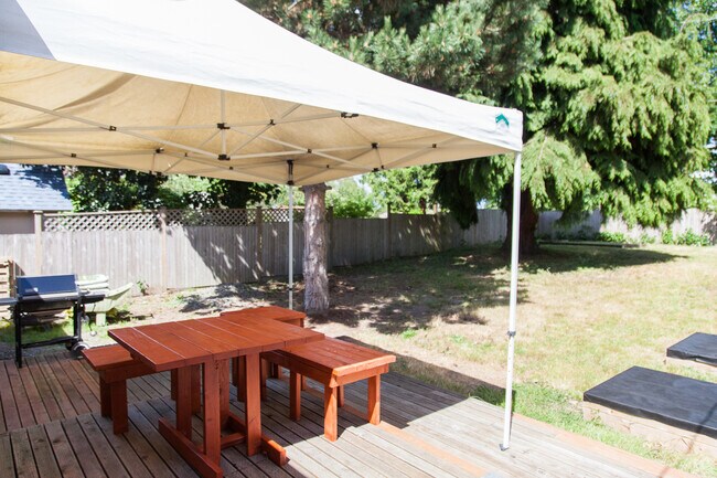 Building Photo - Available 10/11 – West Seattle Gem with Pr...