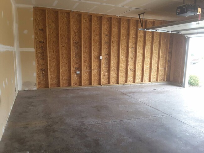 Building Photo - Beautiful 3 Bedroom 2 Bath Home in Elkhart!