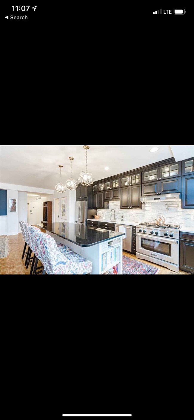 Primary Photo - 1028 Farmington Ave