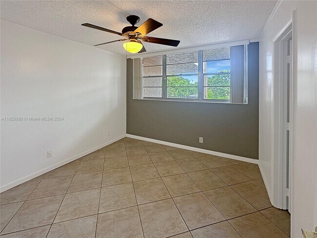 Building Photo - 1911 Sabal Palm Dr