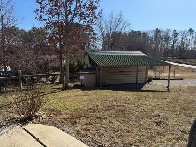 Building Photo - Dandridge 37725 - FULLY FURNISHED 3 bedroom, 2 bath Updated Basement Ranch on 1+ Acre. Pets Welco...
