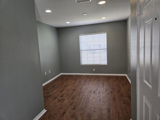 Building Photo - EDGEWATER AT LAKE BRANDON