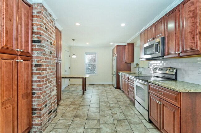 Building Photo - 99 Maple Ave