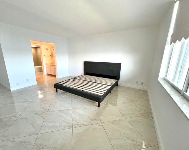 Building Photo - 801 Lake Shore Dr