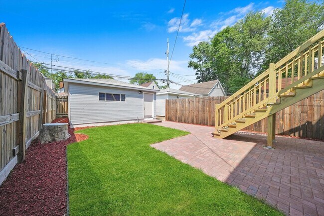 Building Photo - 3324 W Warner Ave