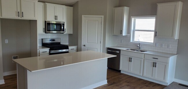 Building Photo - 5193 Mustang Dr