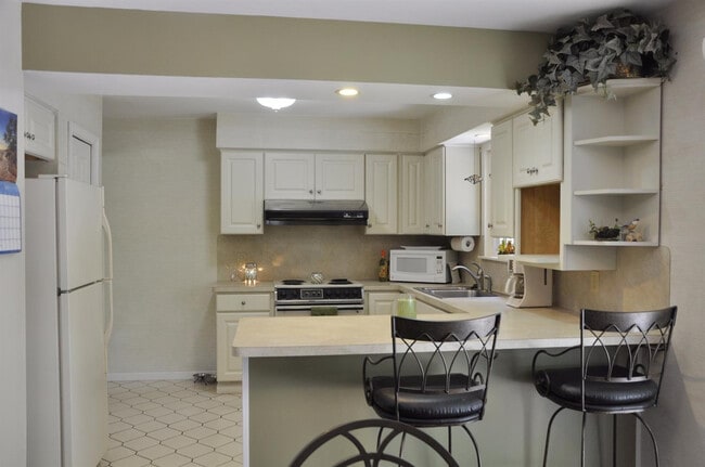 Building Photo - 2065 Yorktown Dr
