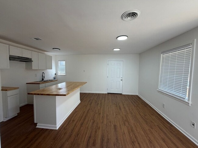 Building Photo - 2982 Hale Ave