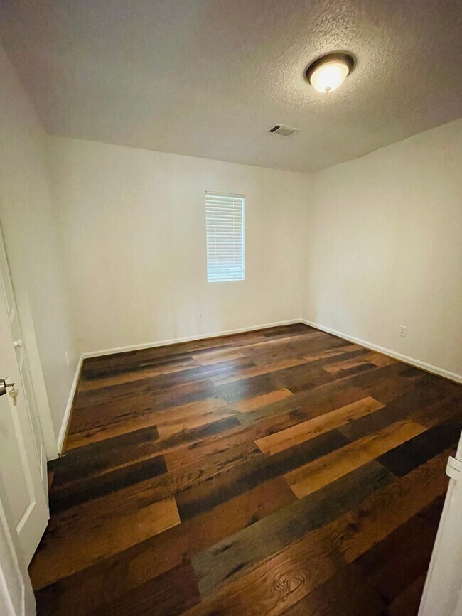 Building Photo - 406 Vineyard Pond Dr NW