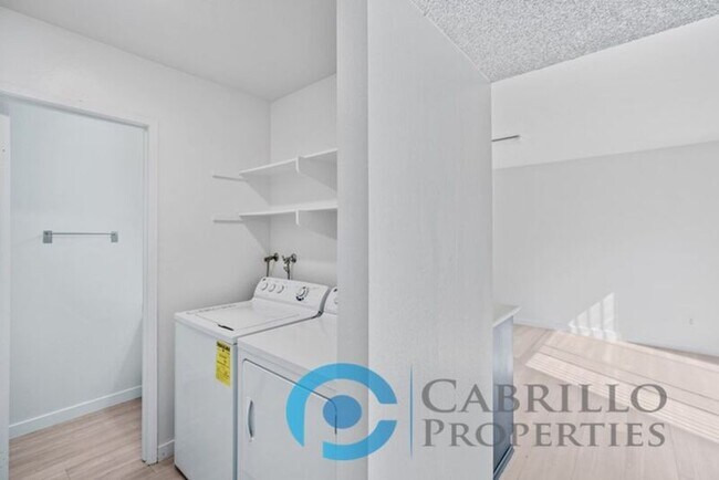 Building Photo - 5067 La Cuenta Dr